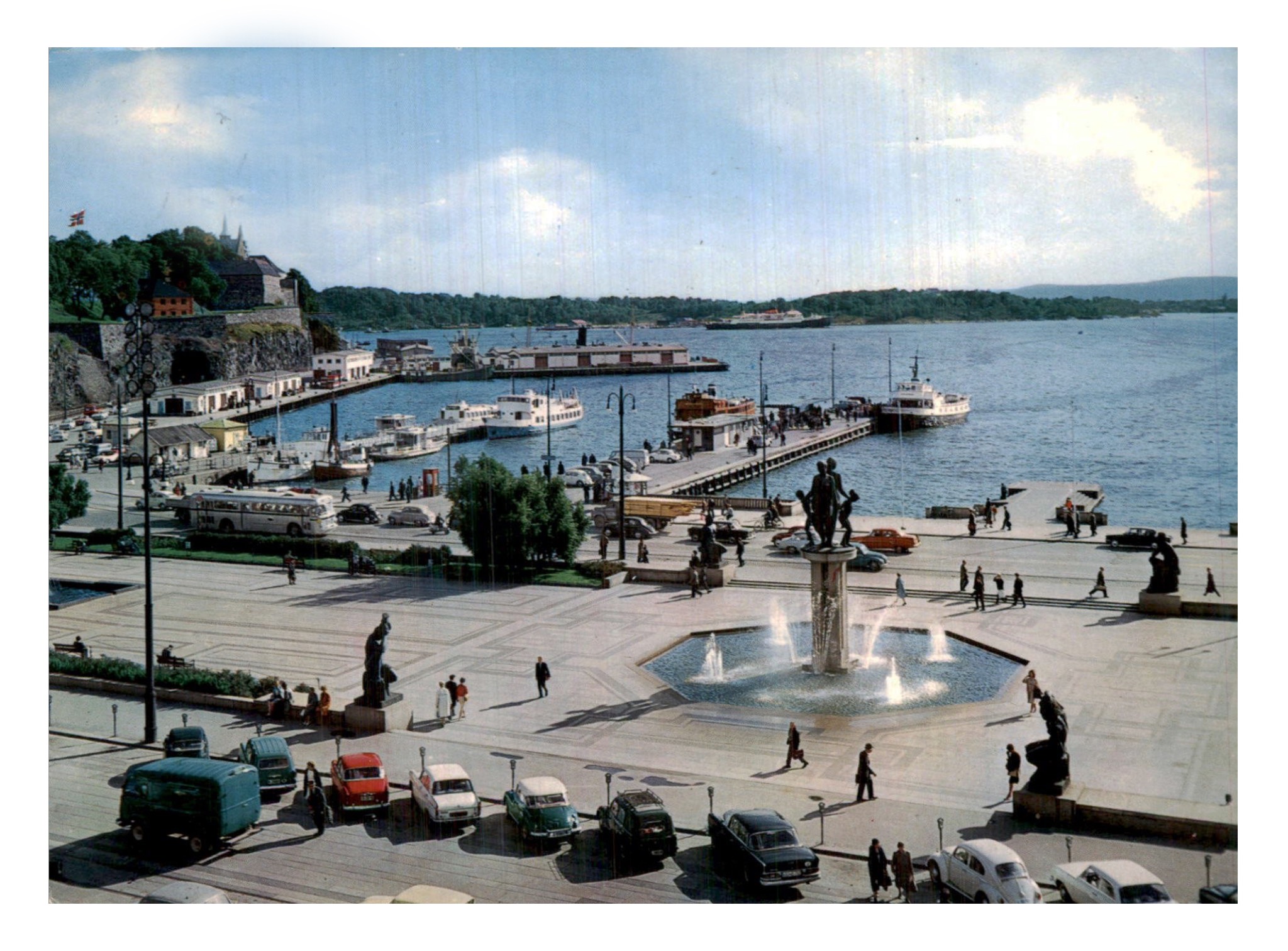 Oslo (S) City Hall Square (Ultra F 2082 4).jpg